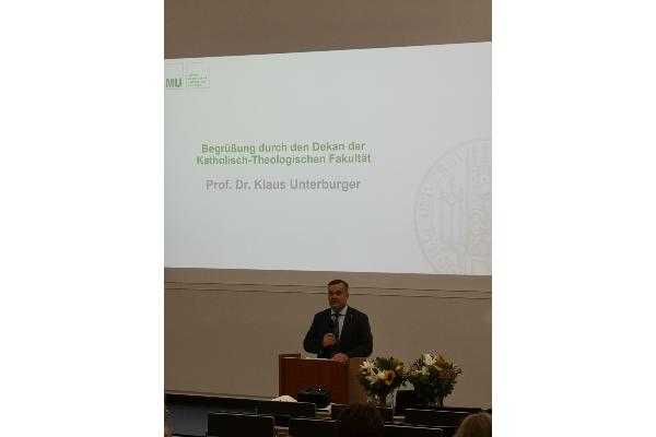 Begrüßung durch Prof. Dr. Klaus Unterburger