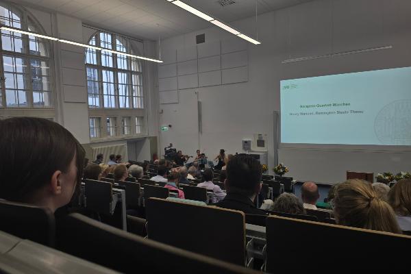 Musikalische Gestaltung durch das Seraphin-Quartett München: Winfried Grabe (Violine), Sarah Mittelbach (Violine), Carla Guillén García (Viola) und Klaus Kämper (Violoncello)