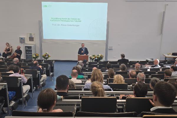 Begrüßung durch Prof. Dr. Klaus Unterburger