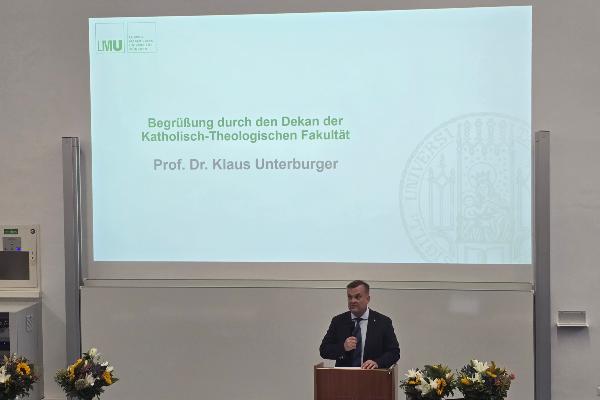 Begrüßung durch Prof. Dr. Klaus Unterburger