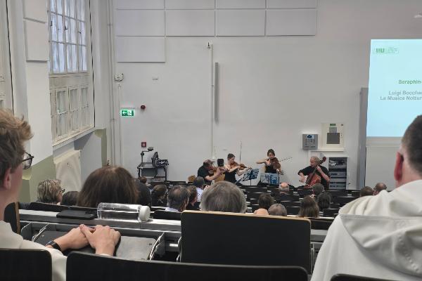 Musikalische Gestaltung durch das Seraphin-Quartett München: Winfried Grabe (Violine), Sarah Mittelbach (Violine), Carla Guillén García (Viola) und Klaus Kämper (Violoncello)