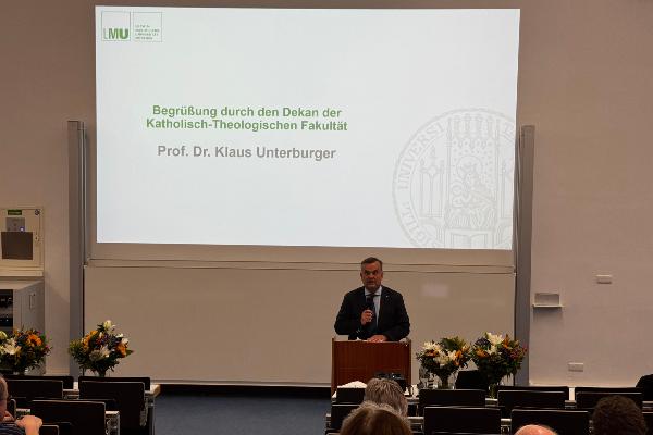 Begrüßung durch Prof. Dr. Klaus Unterburger