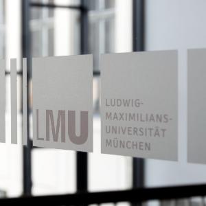 LMU-Logo Glastüre