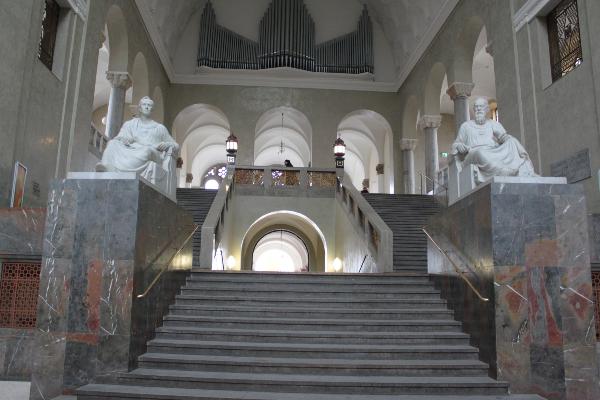 Treppen im Hauptgebäude