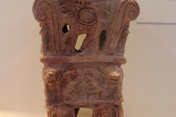 Kultständer aus Taanach (EZ II B): Zwei Steinböcke am stilisierten Baum, darüber Stier oder Pferd unter Sonne und Mond