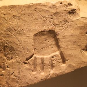 Grabinschrift und Hand Gottes aus Chirbet el-Qōm