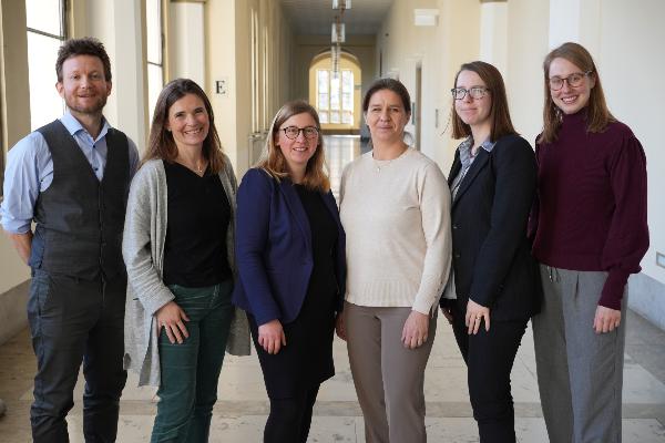 Lehrstuhlteam im Wintersemester 2024/2025 mit Lehrstuhlvertretung PD Dr. Thomas Heller (nicht im Bild: Magdalena Biechteler, Dr. Moritz Emmelmann, im WS 2024/25 Wolfhart Pannenberg Research Fellowship der Ev.-Theol. Fakultät)