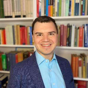 Portrait MR vor Bücherregal