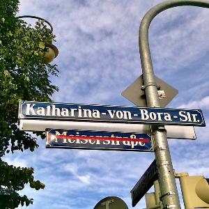 Münchner Straßenschild, Umbenennung Katharina-von-Bora-Straße statt Meiserstraße