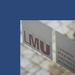 LMU-Logo vor Pflaster | © LMU