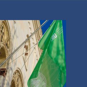 LMU Gebäude Fahne | © LMU