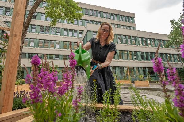 Yvette Hofmann engagiert sich für die klimaresiliente und biodiverse Umgestaltung des Innenhofs an der Ludwigstraße