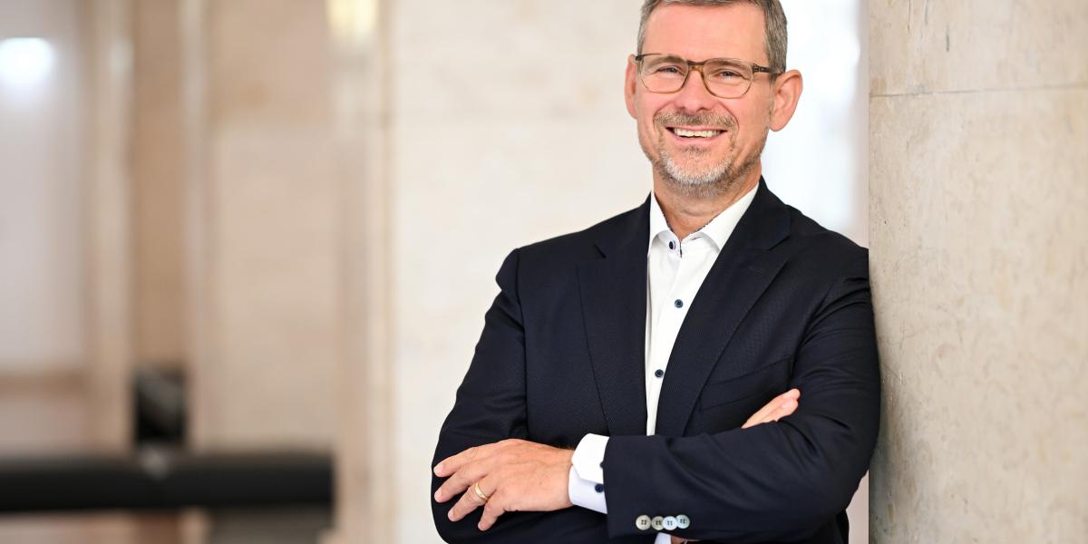 Prof. Dr. Christian H … - LMU Munich School of Management - LMU Munich