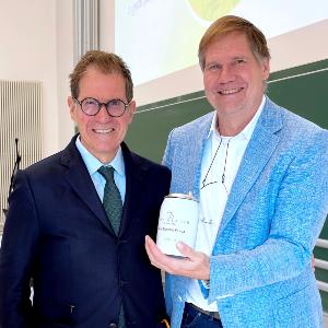 Prof. Giulio Superti-Furga und Prof. Michael Kiebler bei der BMC Trailblazer Lecture im Oktober 2025.