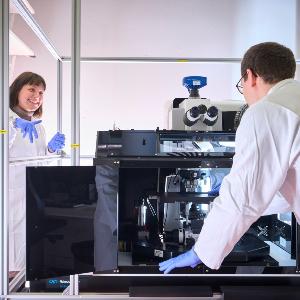 Two researchers at a confocal microscope