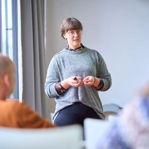 Doktorandin hält einen Vortrag