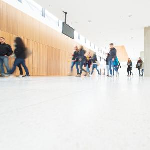 Studierende im Foyer des BMC.