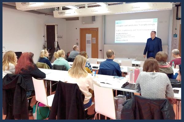 Stafen Kröger giving a seminar for teachers.