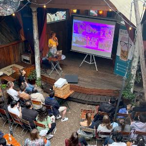 Hannah Lee stellte ihre wissenschaftliche Arbeit beim Pint of Science Festival 2025 vor.