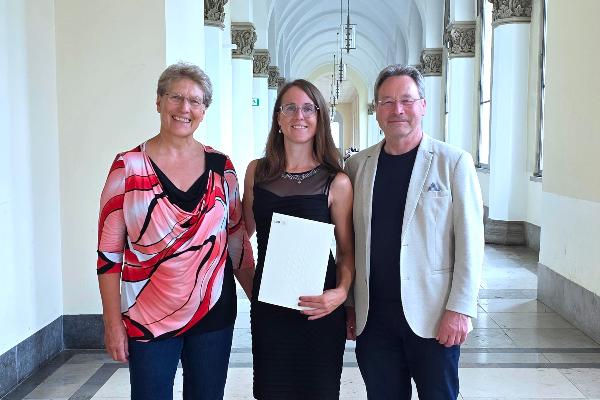 Mentor Prof E. Kienzle, PD Dr L. Böswald (middle) and Prof R. Straubinger (Dean of the Faculty of Veterinary Medicine) | © privat Mentor Prof E. Kienzle, PD Dr L. Böswald (middle) and Prof R. Straubinger (Dean of the Faculty of Veterinary Medicine)