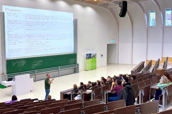 The school group receives a brief introduction in the large lecture hall (Audimax) of the BMC.