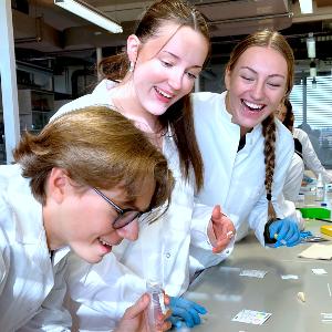 Schülergruppe erhält einen praktischen Einblick in die Laborarbeit am BMC