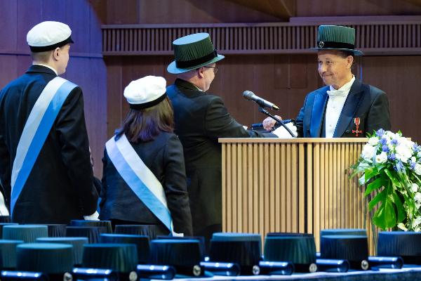 Verleihung der Ehrendoktorwürde für Professor Christian Haass (rechts)