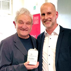 Axel Imhof überreicht Paul Nurse den BMC Trailblazer-Bierkrug, ein traditionelles Geschenk.