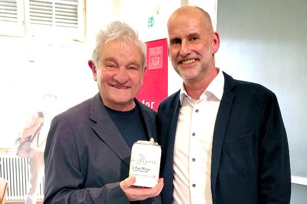 Axel Imhof überreicht Paul Nurse den BMC Trailblazer-Bierkrug, ein traditionelles Geschenk.