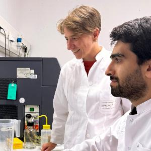 Barbara Schraml und Doğuş Altunöz im Labor.