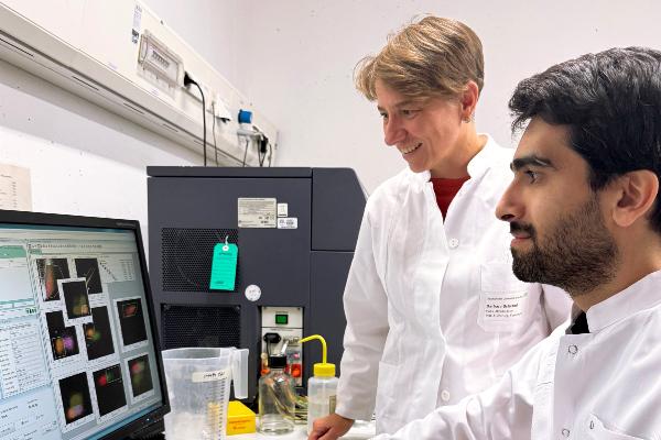 Barbara Schraml and Doğuş Altunöz in the lab.