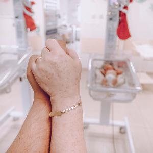 Mann und Frau Händchen Haltend