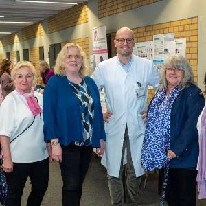 Sie sind auch beim Brustkrebsinfotag dabei (v.l.n.r.): Prof. Rachel Würstlein, Leitende Oberärztin am Brustzentrum, Brigitte Ehrl, Breast Care Nurse, Prof. Nadia Harbeck, Leiterin des Brustzentrums, Prof. Sven Mahner, Direktor der Frauenklinik, Renate Haidinger, Brustkrebs Deutschland e.V. Jana Damsch, Breast Care Nurse