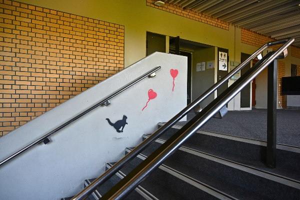 Treppe mit Graffiti vor den Hörsälen im Klinikum Großhadern