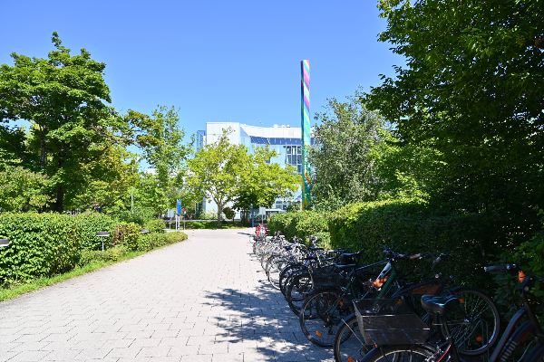 Path in front of the lecture halls at the Klinikum Großhadern