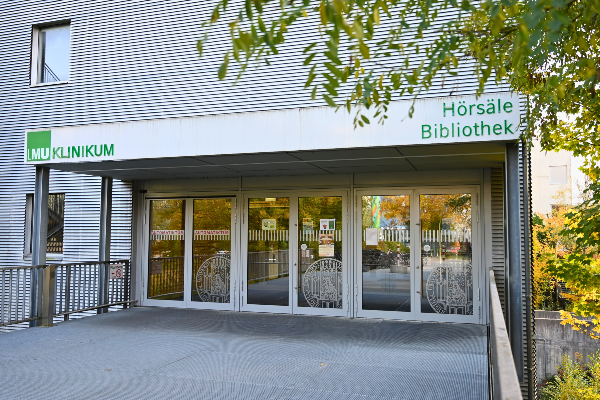 Eingang zu den Hörsälen im Klinikum Großhadern