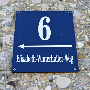Hausnummern-Schild des Elisabeth-Winterhalter-Wegs 6