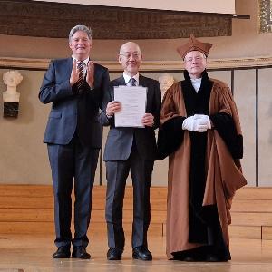 von links: Prodekan Prof. Eckhard Wolf, Ehrendoktor Prof. Hiroshi Nagashima, Ph.D. , Dekan Prof. Reinhard K. Straubinger, Ph. D.