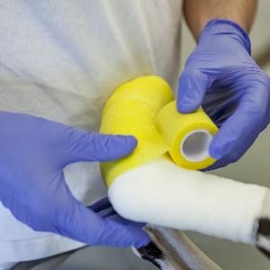 Anlegen eines Verbandes | © Kleintierklinik der LMU Anlegen eines Verbandes