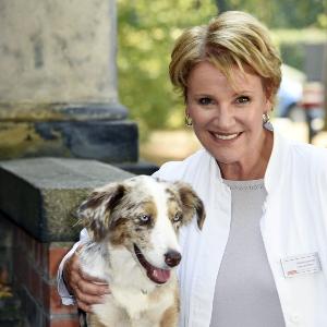 Am Set des TV-Dramas „Käthe und ich – Zurück ins Leben“: Mariele Millowitsch als Pflegerin mit Hund Donna in der Rolle als Therapiehündin Käthe.