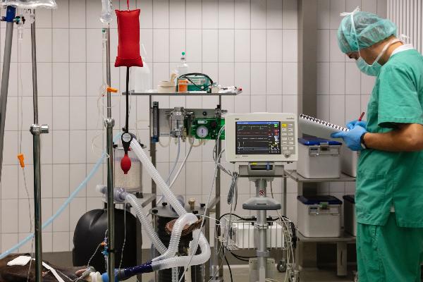 anesthesiologist