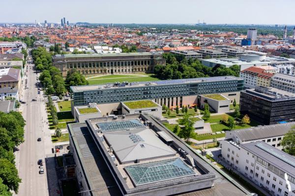Drohnenaufnahme des Kunstareals München mit Alter Pinakothek im Hintergrund