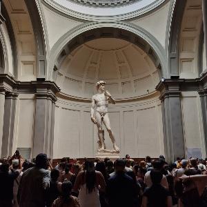 Publikum vor Michelangelos David, Florenz, Accademia