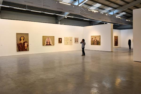 Blick in Ausstellung ´Marvan´ mit Ausstellungsbesucher