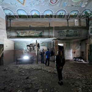 Besucher einer 3D-Simulation mit Rekonstruktion einer barocken Ausmalung