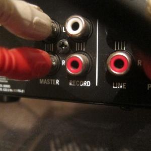 Mischpult mit zwei Klinkesteckern in weiß und rot