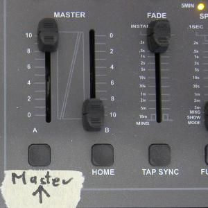 Mischpult mit aufgeklebtem Kreppband, das mit ´Master´ beschriftet ist