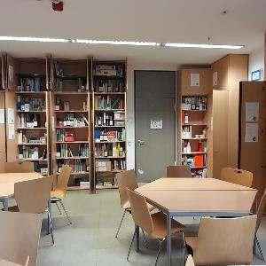 Raum mit geöffneten Schränken voller Bücher, Ordner und Unterrichtsmaterial