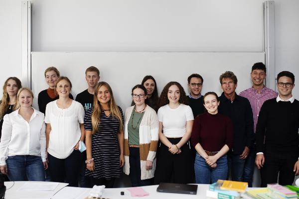 Eine Gruppe im Seminarraum