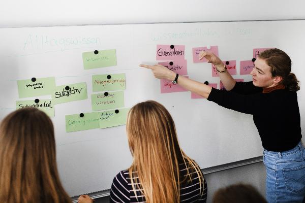 Studierende am Whiteboard